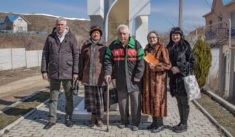 В Коктебеле литераторы собрались у «Поэтического знака»