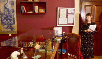 В доме поэта за горизонт зовущего